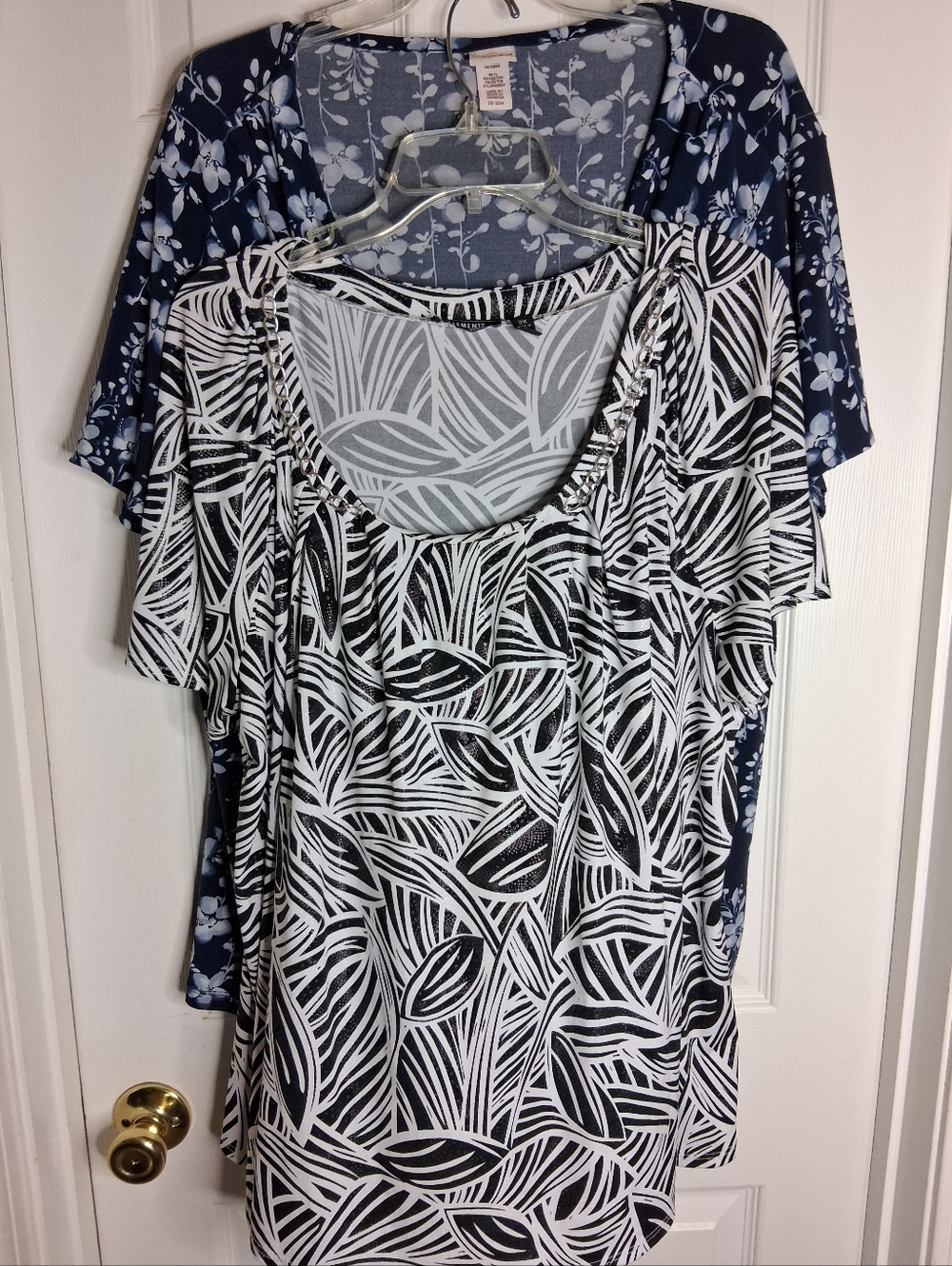 Bundle of 2 Women’s Plus Size Scoop Neck Tops Size 3X 20W